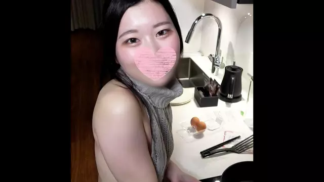 FC2PPV 4414334 기간한정 가격 [No] 하타치 미나토짱과의 달콤한 셀카.FCUK로 촉촉해진 보지를 목에 대고 요리를 해주며 나를 기다리는 순진한 여자친구를 가차없이 질내 사정한다.보너스 영상 포함