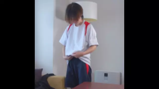 FC2PPV-4435441 18세 소년미 처녀.첫키스도 하고, 동정도 잃고, 음탕한 아저씨 앞에서 지저분한 질내 사정을 하면서도 ``처녀를 잃게 해주셔서 감사해요♡''라며 고마운 마음을 표현한 그녀는 정말 착한 아이입니다.