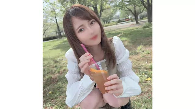 FC2PPV-4452689 첫 촬영/얼굴 공개!!3일 한정!!남자 경험이 거의 없고 밀기도 약한 몸집이 작고 귀여운 접수원... 계속 생으로 삽입만 하고 거부당해도 기분이 너무 좋아서 안에 싸서 입에 사정한다!!