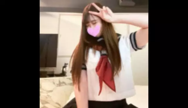 FC2PPV-4510615 [Siswa berusia 18 tahun, tanpa sensor] Seorang siswa dengan seragam berkilau dan rambut lurus panjang serta senyum mempesona seperti idola... Aku melakukan seks creampie mentah mesra yang melamun!!